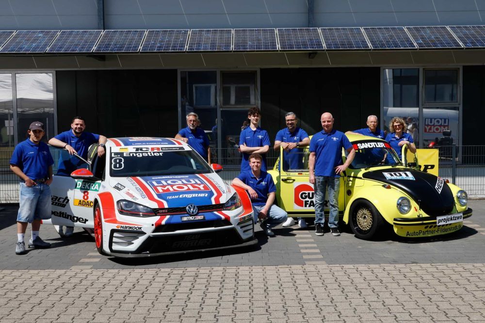 Teambild mit zwei Autos