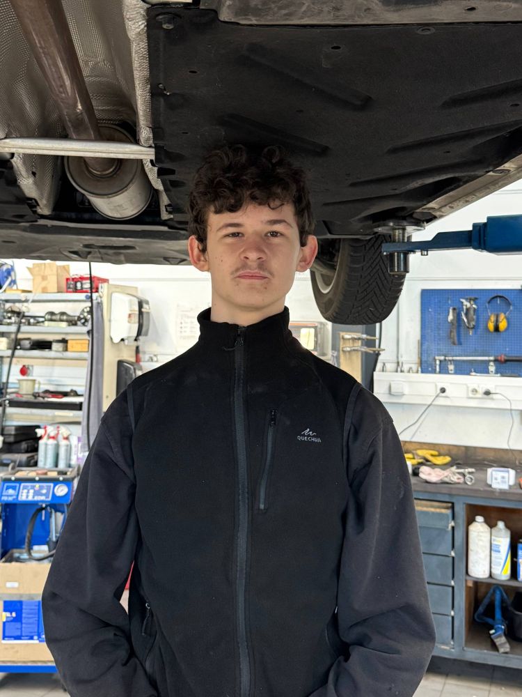 Miguel Franco unter einem Auto